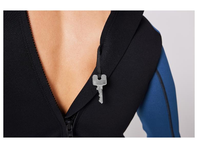 Combinaison de plongée noire et bleue avec clé accrochée.