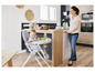 Un bébé assis dans une chaise haute dans une cuisine moderne.