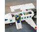 Avion de jouet avec des passagers et un pilote sur l'escalier.