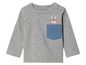 Un t-shirt gris à manches longues pour bébé avec un lapin dans une poche.