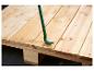 Pied-de-biche vert retirant des clous d'une palette en bois.