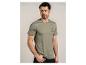 T-shirt kaki pour homme avec le texte « MEET ME AT THE BEACH » et un pantalon noir.