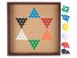 Un jeu de société en bois avec des cercles et des pions de couleurs.