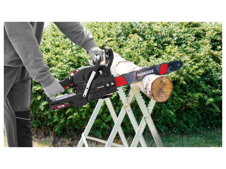 Homme coupant du bois avec une tronçonneuse Parkside sur un tréteau.