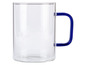 Une tasse en verre avec une poignée bleue.