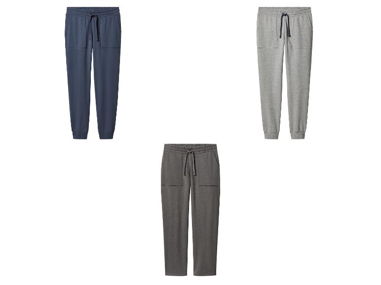 Trois pantalons de survêtement en bleu, gris et gris foncé.