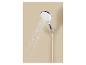 Pommeau de douche chromé avec jet d'eau sur fond beige.
