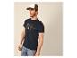 Homme en t-shirt bleu foncé avec imprimé 'Legendary Yee Haw' et casquette bicolore.