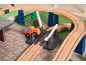 Ensemble de train jouet en bois avec pont, passage à niveau et voiture orange.
