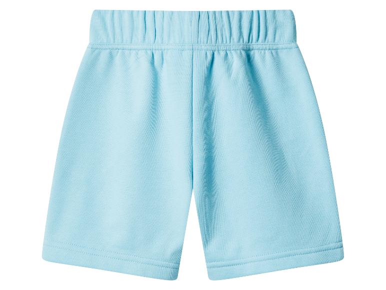 Shorts enfant bleu clair avec taille élastique.