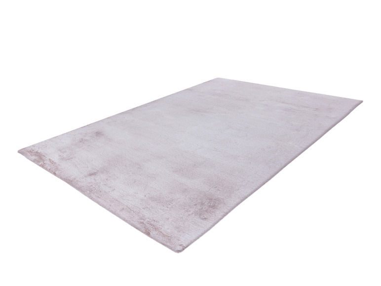 Un tapis gris clair avec une texture douce.
