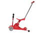 Une trottinette rouge avec un siège pour les jeunes enfants.