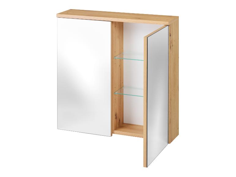 Armoire murale en bois avec miroir et deux étagères en verre, une porte ouverte.