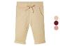 Pantalon beige pour bébé avec cordon de serrage.