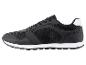 Sneakers noires en mesh avec semelle blanche.