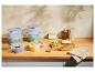 Plusieurs contenants alimentaires transparents sont disposés sur une table en bois.