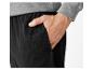 Pantalon noir avec une main dans la poche
