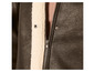 Détail d'une veste en cuir marron avec une fermeture éclair et une doublure en fourrure.
