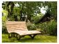 Banc de jardin en bois dans un cadre de jardin verdoyant avec arbres et fleurs.