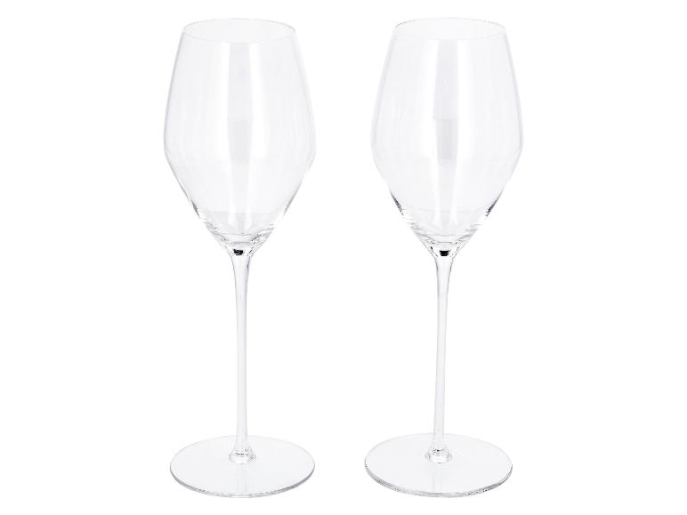 Deux verres à vin transparents à longue tige sur fond blanc.