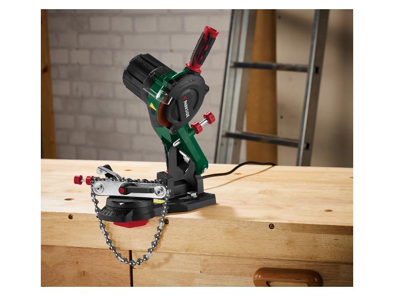 Affûteur de chaîne électrique Parkside sur un établi en bois