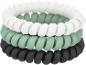 Trois élastiques à cheveux en spirale blancs, vert menthe et noirs.