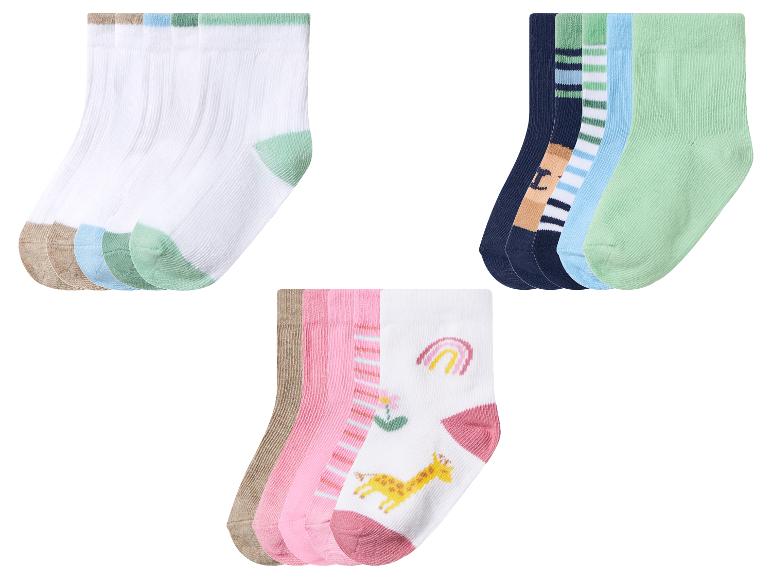 Trois ensembles de cinq paires de chaussettes pour bébé de différentes couleurs et motifs.