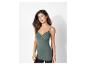 Débardeur vert olive et leggings noirs pour femme.
