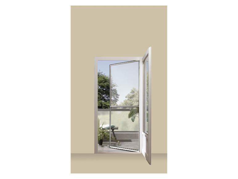 Porte de balcon ouverte avec moustiquaire, menant à un balcon avec des plantes.