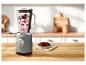 Blender SilverCrest avec des fruits sur une table en bois.