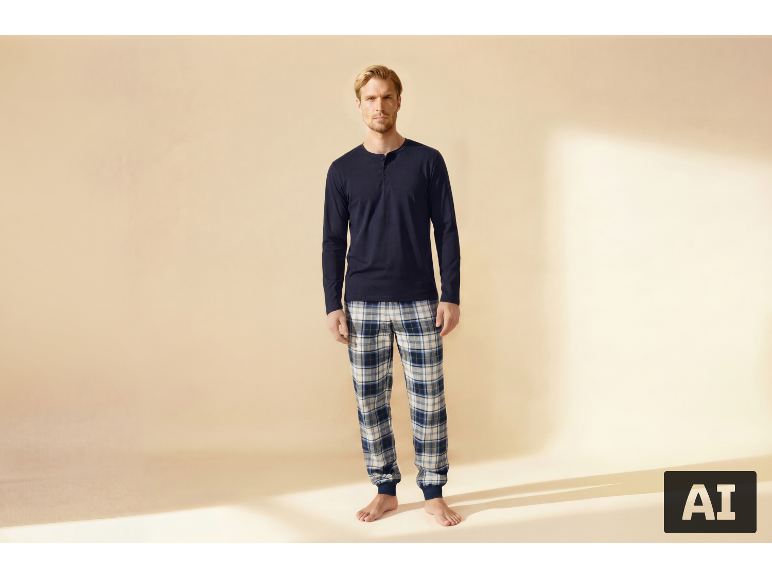 Homme en pyjama bleu marine et pantalon à carreaux, debout.