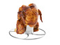 Un poulet rôti sur une grille en métal.