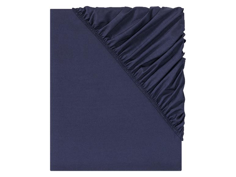 Un drap housse bleu foncé.