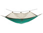 Un hamac turquoise avec un moustiquaire intégré.