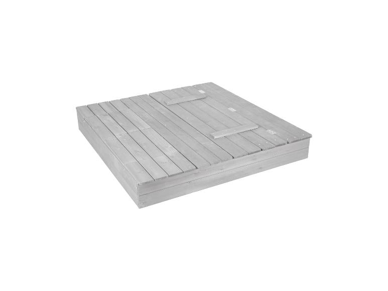 Un bac à sable en bois gris avec couvercle.