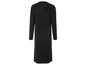 Une robe noire en tricot à manches longues.
