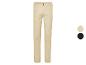 Pantalons chinos beige et noirs.