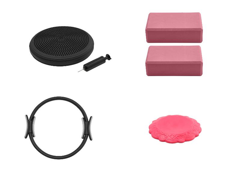 Accessoires de Pilates et de yoga : coussin d'équilibre, blocs de yoga, anneau de Pilates et coussin de massage.