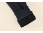 Gros plan d'un poignet de manche noir avec une doublure en polaire chaude