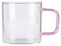 Une tasse en verre avec une poignée rose.
