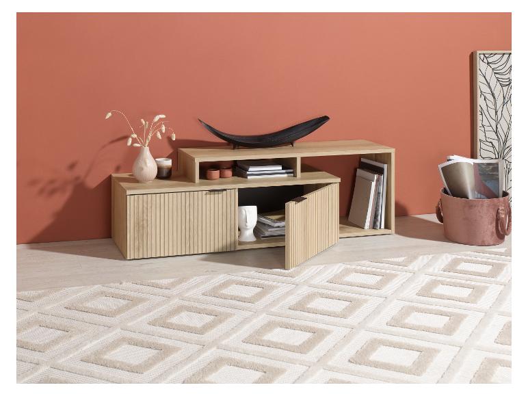 Meuble TV moderne en bois clair avec rangements, décoré avec des objets design.