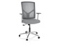 Chaise de bureau grise avec dossier en mesh et accoudoirs.