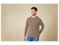 Homme portant un sweat-shirt brun foncé et un jean bleu.
