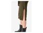 Femme en robe pull vert olive avec fente et bottes noires.