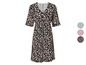 Une robe midi noire à fleurs.