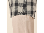 Chemise à carreaux et pantalon beige.