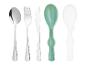Un ensemble de couverts en acier inoxydable comprenant une cuillère, une fourchette, un couteau et une cuillère de service verte.