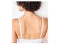 Une femme porte un soutien-gorge blanc avec des bretelles larges.