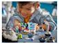 Un enfant joue avec des LEGO City Aventures spatiales : laboratoire et astronautes.
