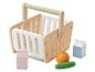 Panier de courses en bois avec lait, jus et fruits jouets.
